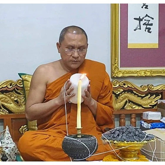 ✨ "หลวงปู่ทวด หลังกอก๊อน" พิมพ์พระรอด มวลสารดินกากยายักษ์ปี 2497 (รุ่นรายการช่องส่องผี): สุดยอดพลังคุ้มครองภัย แคล้วคลาดปลอดภัย เลี่ยมกรอบอะคริลิคกันน้ำพร้อมบูชา!